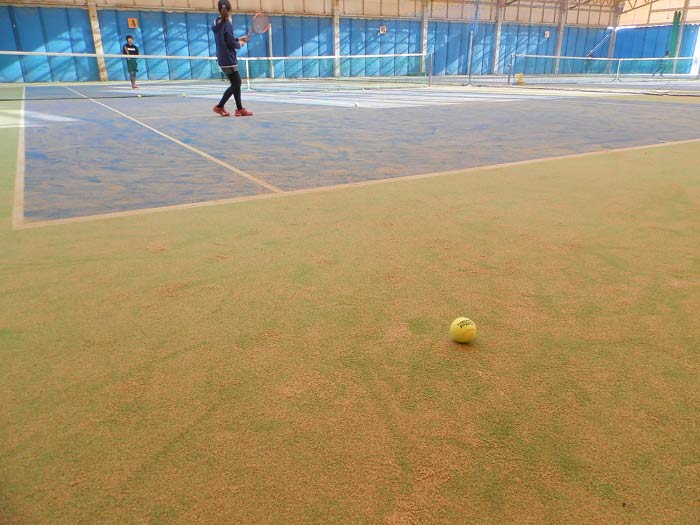 ルーセントテニスクラブ熊本 インドアコート 綺麗な人工芝