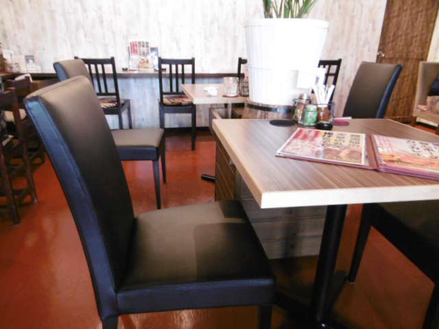 テーブル席とカウンター席